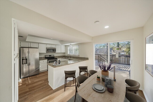 Foto del edificio - 3018 Sycamore Springs Dr