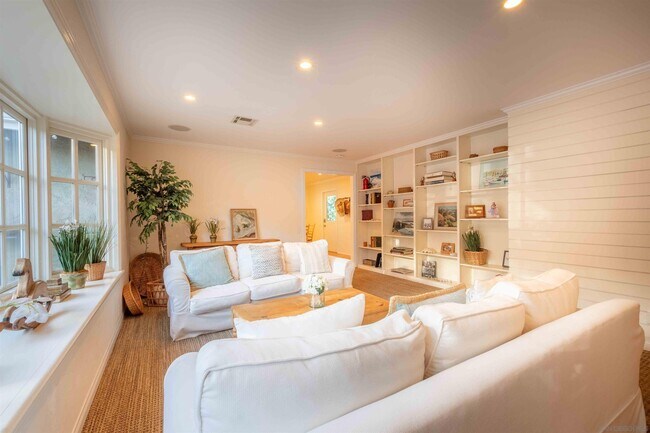 Building Photo - 6275 La Jolla Scenic S Dr