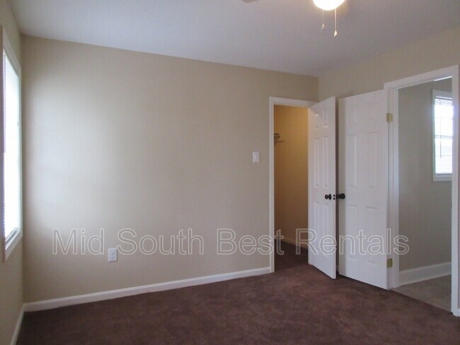 Foto del edificio - 6133 Lacewood Cove