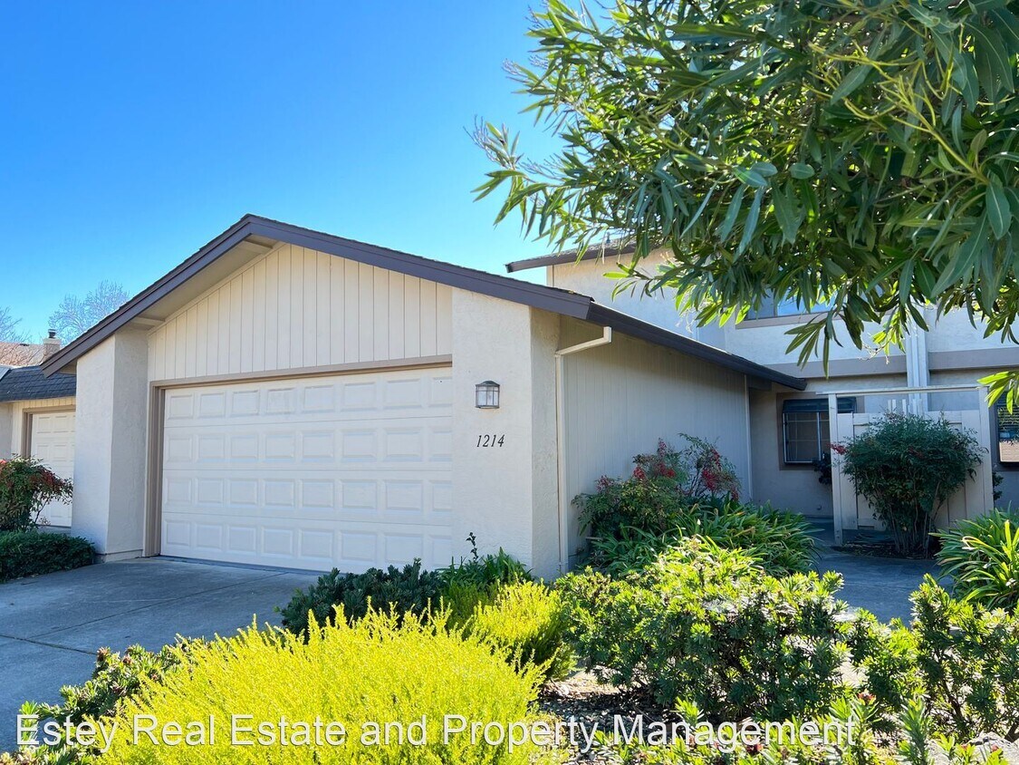 Primary Photo - 3 br, 2.5 bath House - 1214 Grove Cir