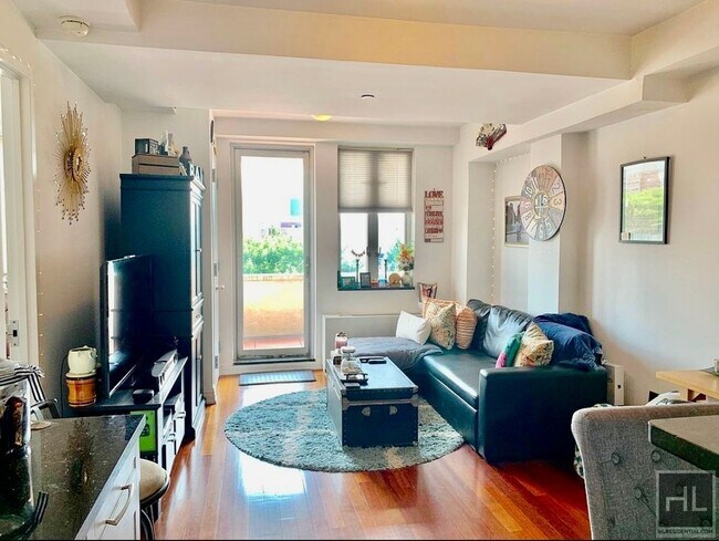 Foto del edificio - Rent Stabilized 1 bedroom with balcony - i...