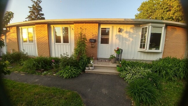 Building Photo - 2629 Southvale Cres