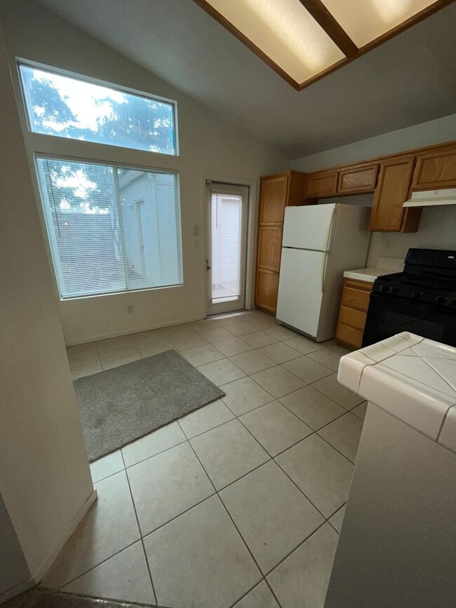 Foto del edificio - 3 Bed| 2 Bath | 1215 SF | Private Driveway + Garage | Single Story| Tenant pays $175 monthly for ...