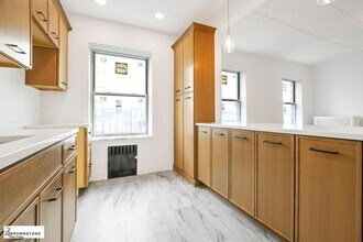Building Photo - 81 1st Pl