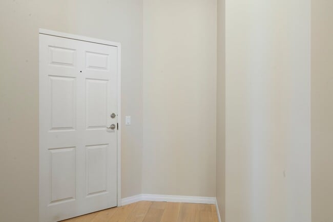 Building Photo - 881-215 15 Ave SW