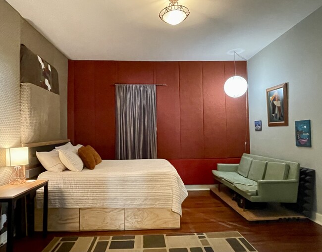 Dormitorio delantero con cama de matrimonio - 505 Humes Ave NE