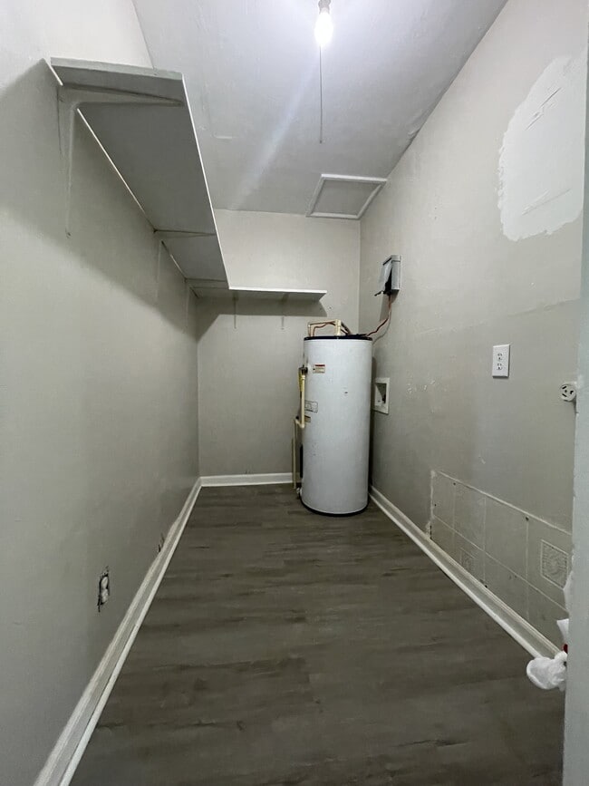 Building Photo - 706 Crestlyn Dr