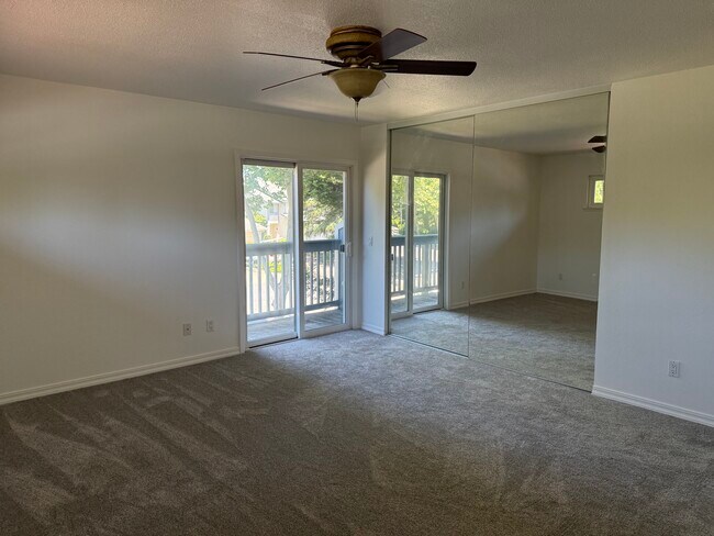Foto del edificio - 4994 Country Club Dr