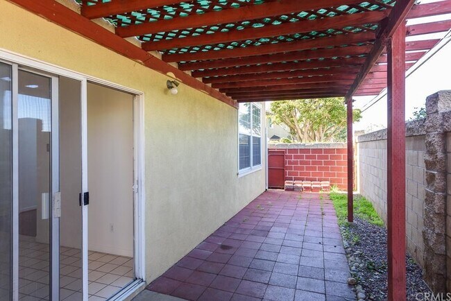Building Photo - 1200 W 220th St