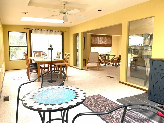 Foto del edificio - Lake view 3 bedroom, 3 bath plus office in...