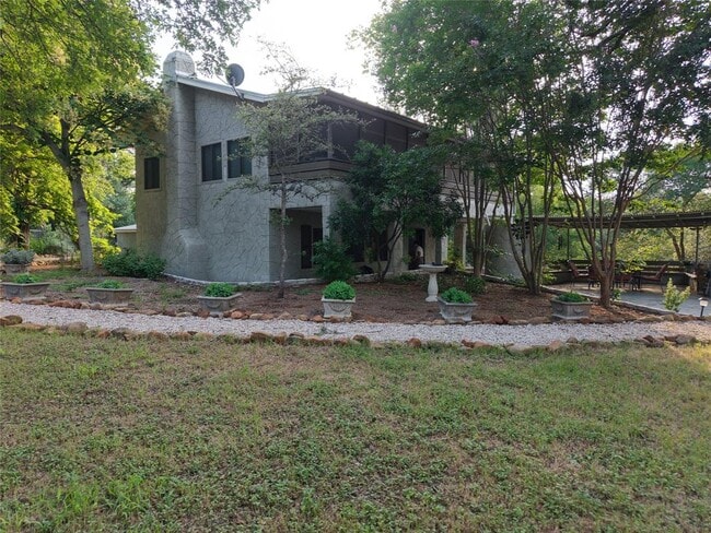 Building Photo - 646 FM474