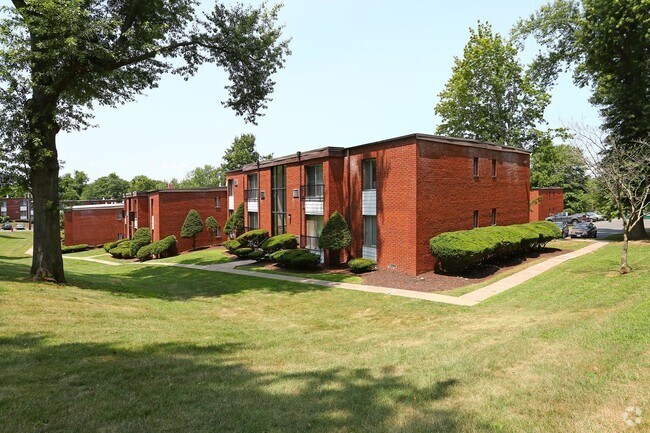 Building - Forest Park Apartments