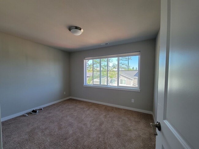 Building Photo - Beautiful, well maintained 3 bed Pinnacle ...