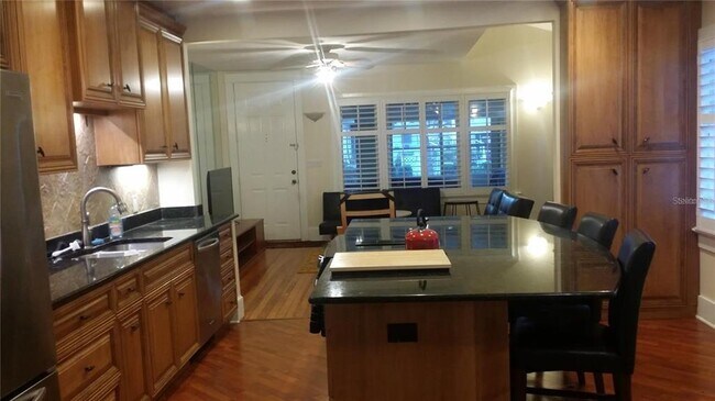 Building Photo - 609 Oak Ave