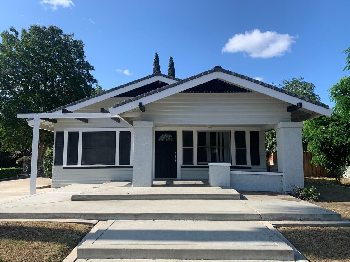 Primary Photo - Downtown Charming Home