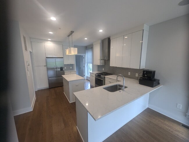 Building Photo - 3 BD / 3 BA Newer Row Home for Lease in Ha...