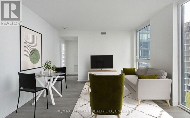 Building Photo - 357 King St W