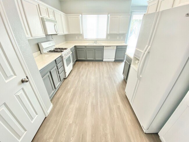 Foto del edificio - CHARMING SINGLE STORY HOME IN ALIANTE
