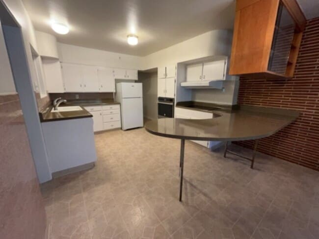 Building Photo - Retro 50's style home all on one level in ...