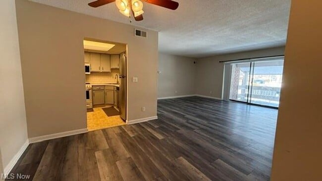 Foto del edificio - 1263 Lost Nation Rd