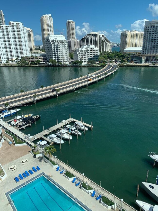 Foto del edificio - 905 Brickell Bay Dr