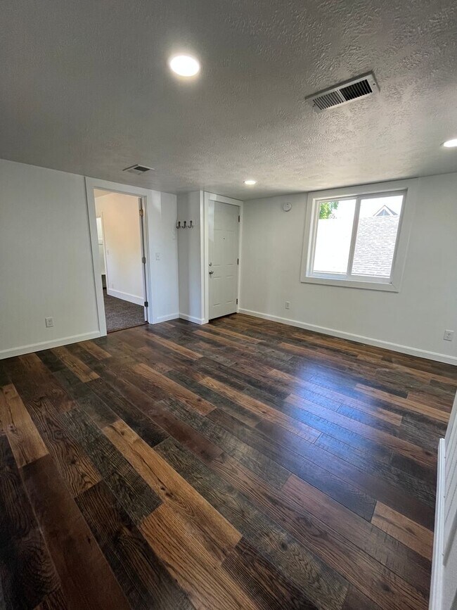 Building Photo - Recently Updated 2 Bed/1 Bath Upper Level Duplex Near Downtown!