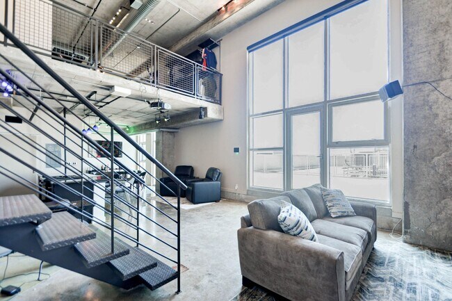 Living room w/city views - 2000 Bagby St