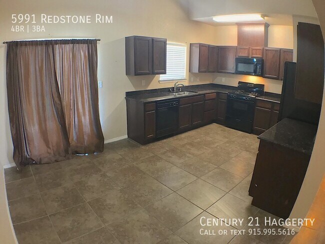 Building Photo - Spacious 4 Bedroom Refrig A/C Home