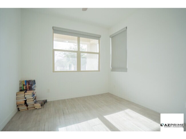 Building Photo - Stylish 3/2 Goodyear House!