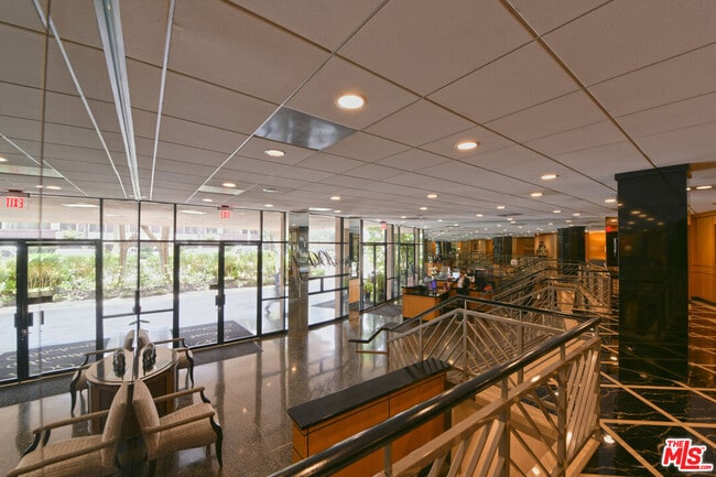 Building Photo - 100 S Doheny Dr