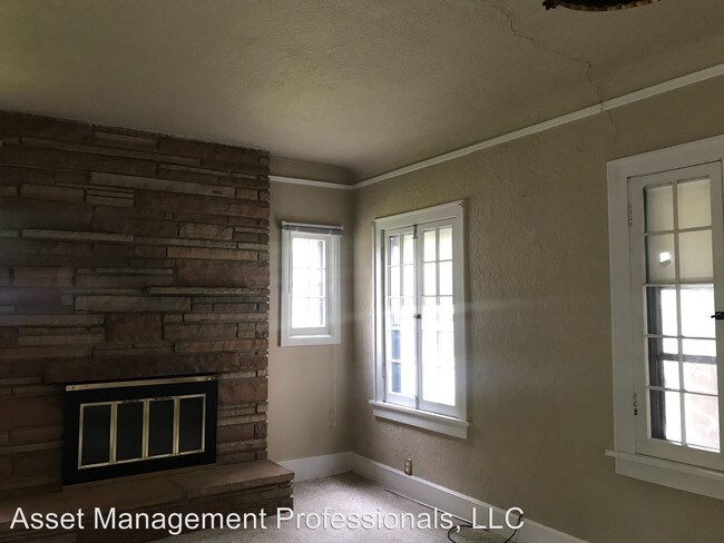 Building Photo - 946 Poly Dr