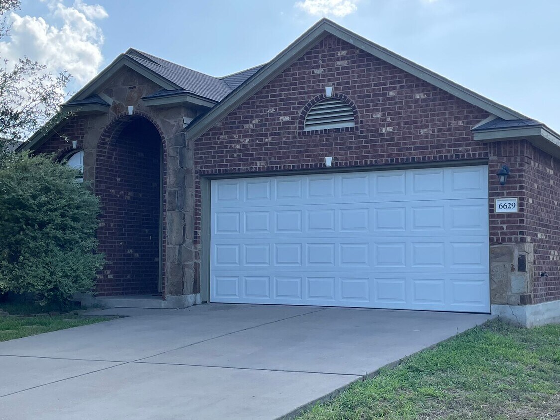 Primary Photo - Coming Soon! Great Sendero Springs 3 bed 2...