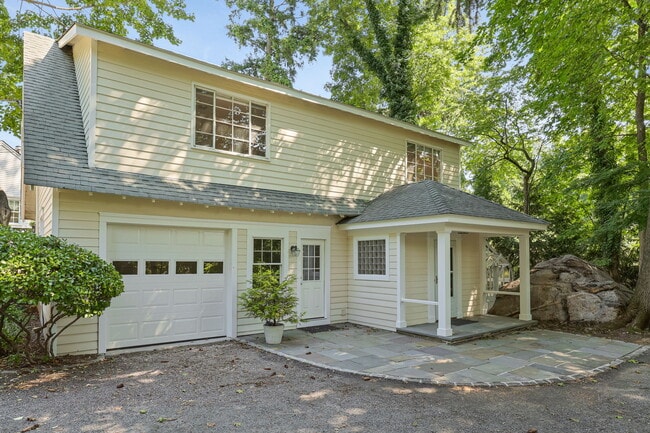 Photo - 14 Grove Ln House