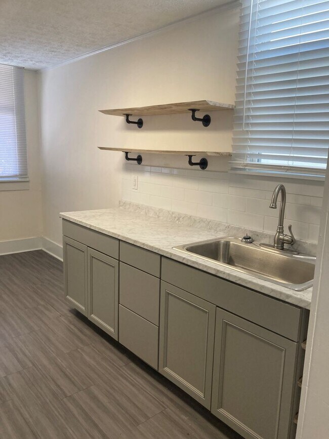 Foto del edificio - Two bedroom House For Rent S. Floyd Street