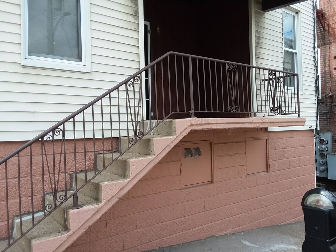 Entrance/Porch - 201 Chess St