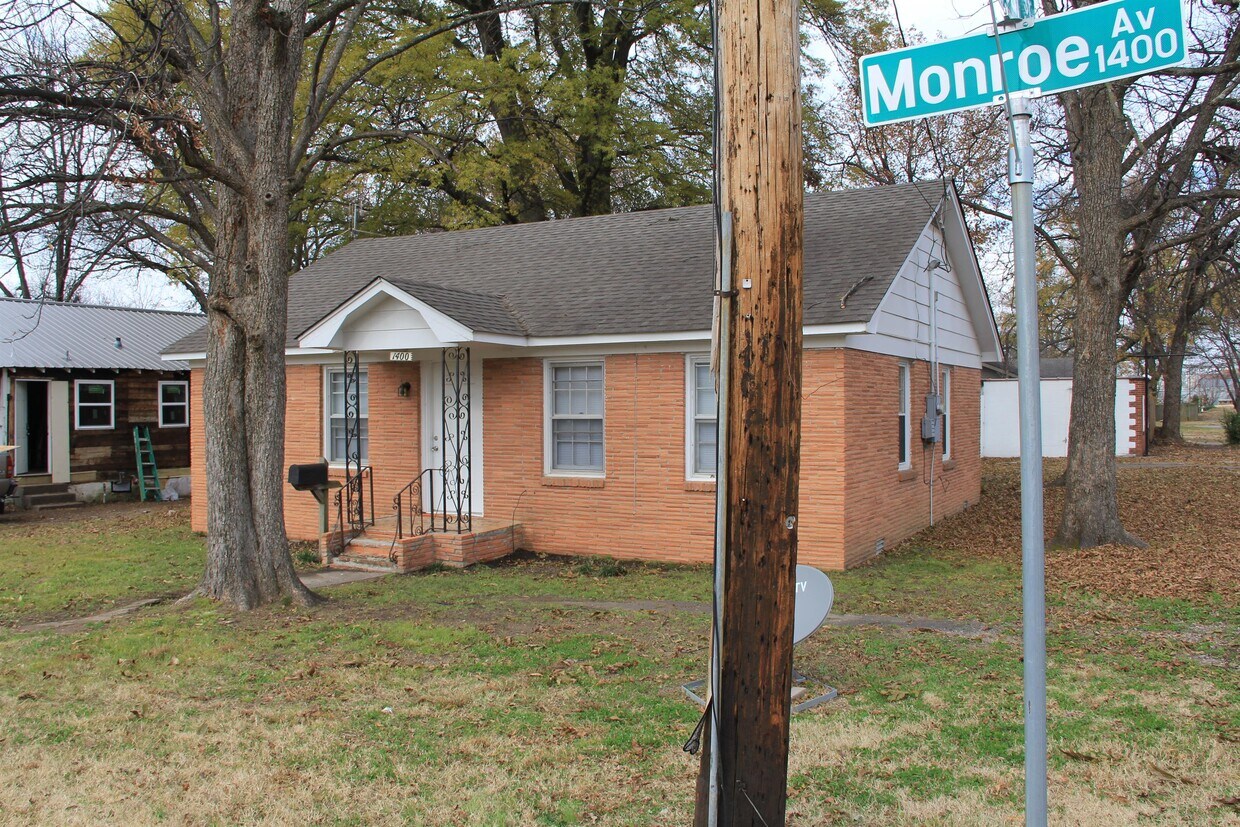 Primary Photo - 1400 W Monroe Ave
