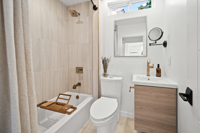 Baño - 906 Victoria Ave