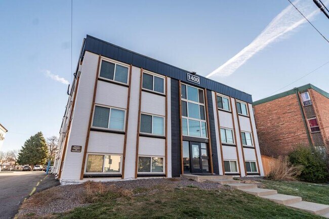 Building Photo - 1410 N Moline St