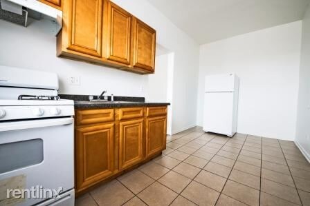 Building Photo - 3 br, 1 bath Apartment - 4714 S Michigan Ave