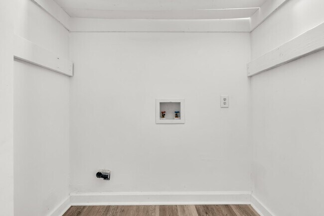 Foto del edificio - 403 E Jordan Ave