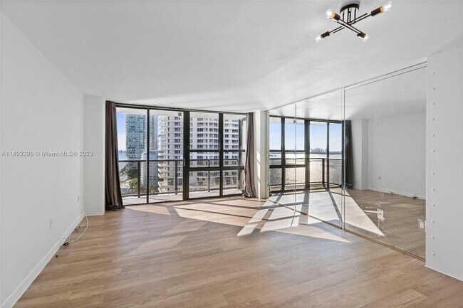 Foto del edificio - 600 NE 36th St