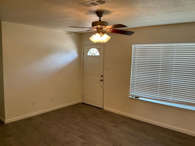 Building Photo - 4/2 GREATYARD Move in Ready!