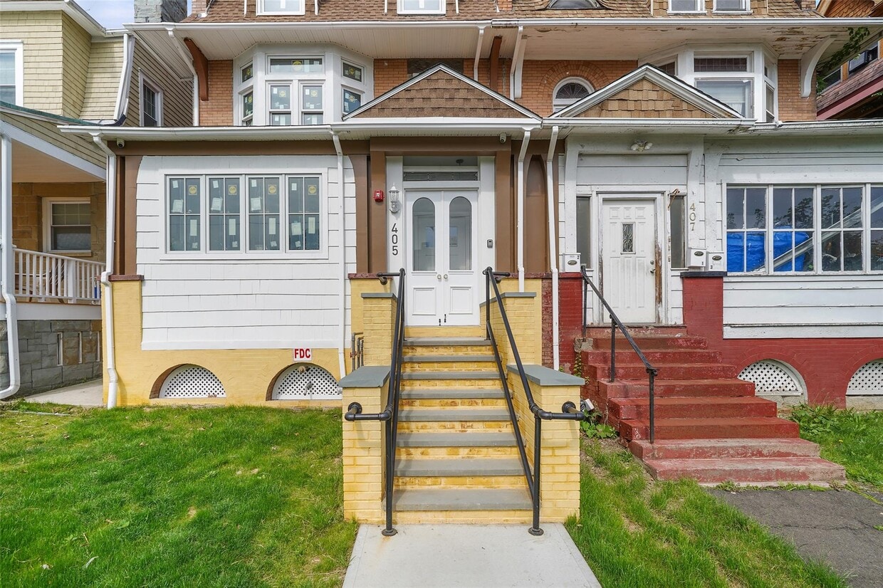 Primary Photo - 405 Grand St