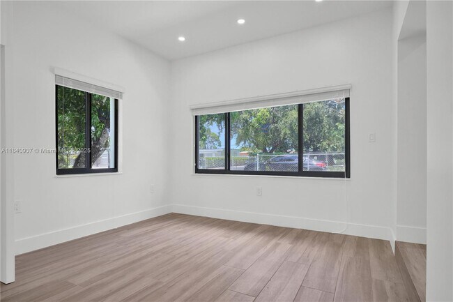 Foto del edificio - 10424 NW 33rd Ave