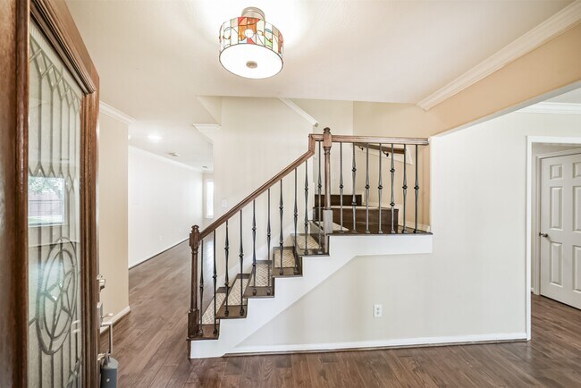 Foto del edificio - 2411 Misty Falls Ct