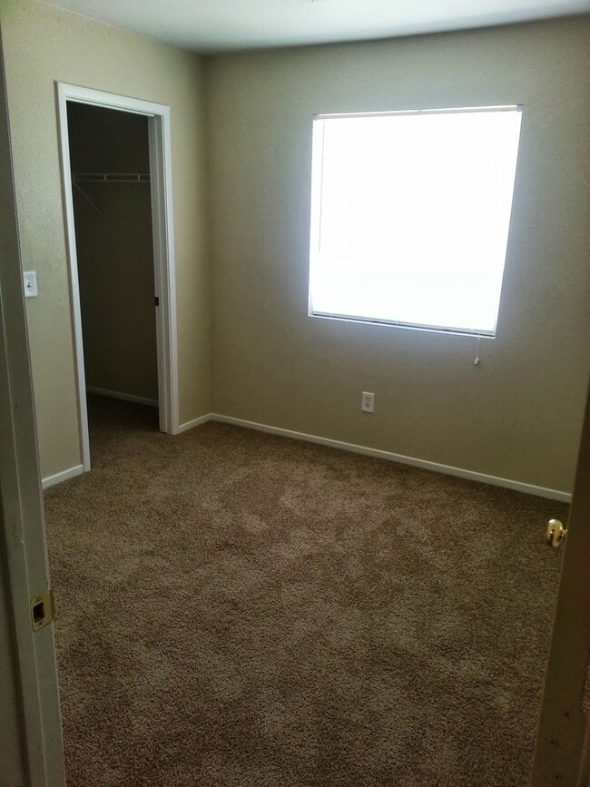 Building Photo - Charming 3 Bedroom 2 Bathroom Home!!