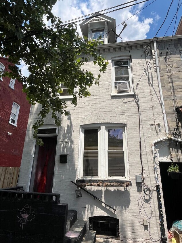 Primary Photo - 3BR/1.5 BA newer paint