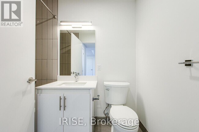 Photo du bâtiment - 3030 Pharmacy Ave