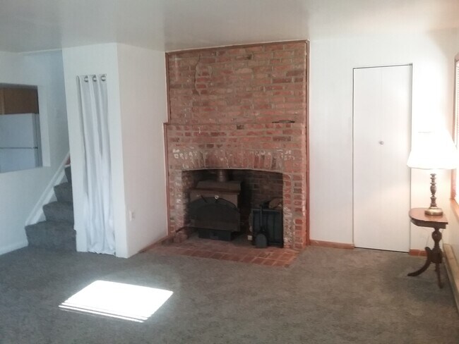 Large living room - 814 Locust Rd