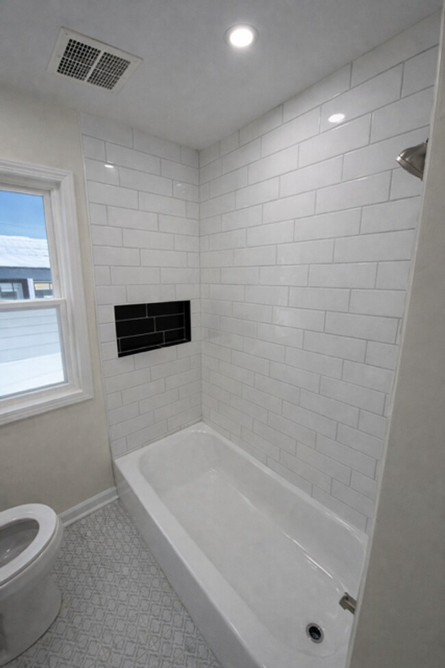 Foto del edificio - Charming 6-Bedroom Property in Prime Location